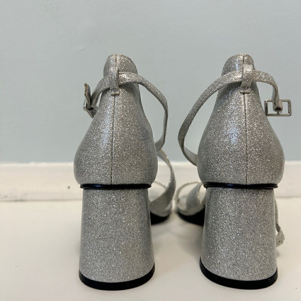 Silver Heels - Picture 2 of 3